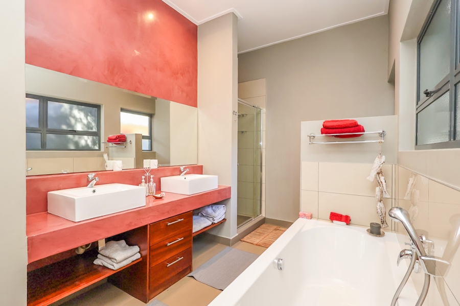 5 Bedroom Property for Sale in The Coves North West